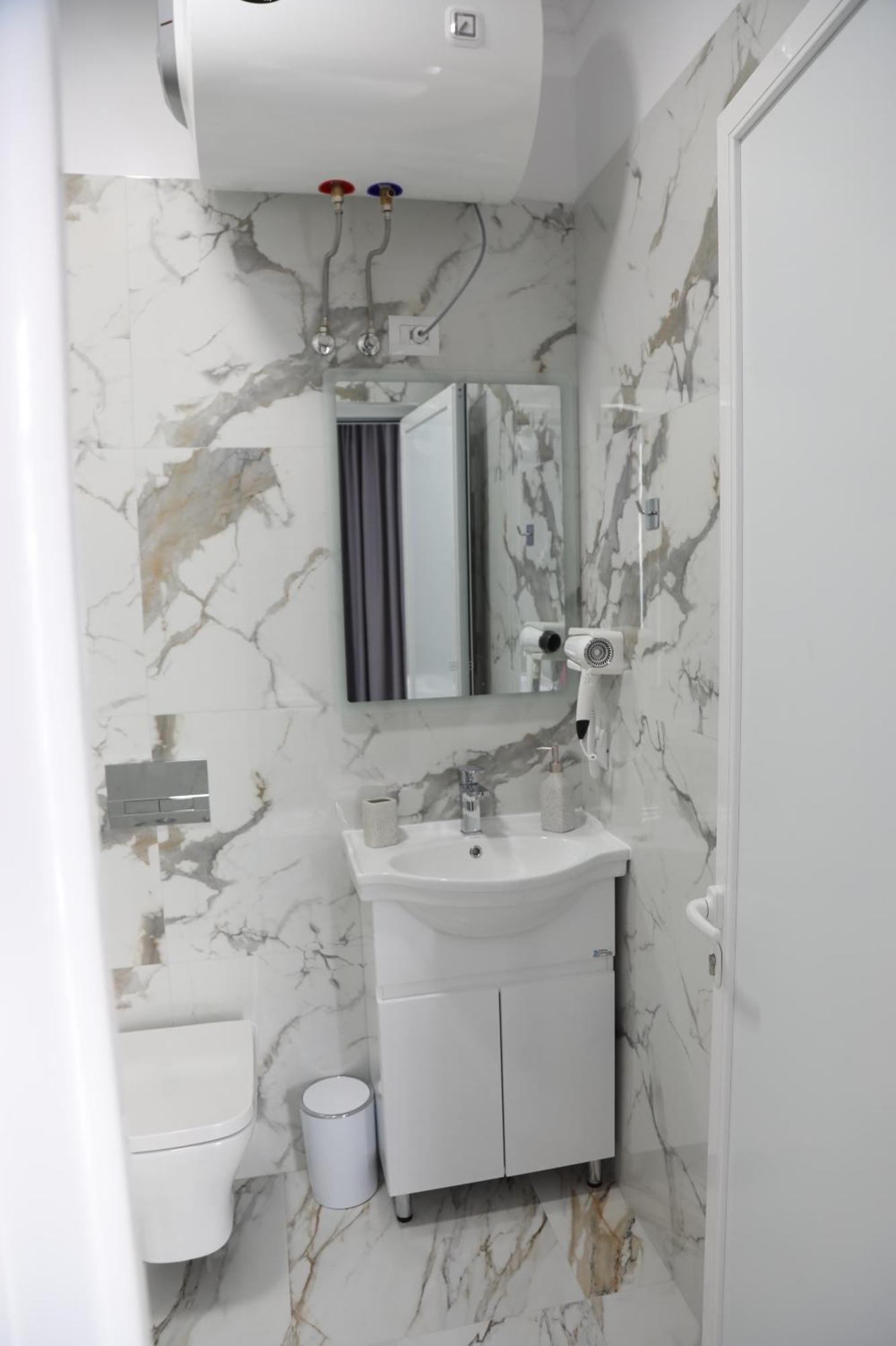 --Hotel Deal-- Rooms With Castle View Kruje Exterior photo